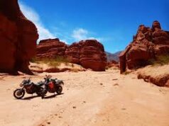Salvajes! Cuatro detenidos al golpear en forma salvaje a un motociclista a la salida de un baile