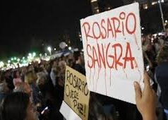 Rosario Narco Violencia narco en Rosario: Dejaron amenazas a Pullaro tras balear un taxi y dos colectivos