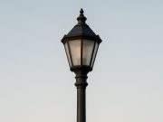 Durand gastó millones en farolas mientras Salta se hunde en baches