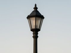 Durand gastó millones en farolas mientras Salta se hunde en baches